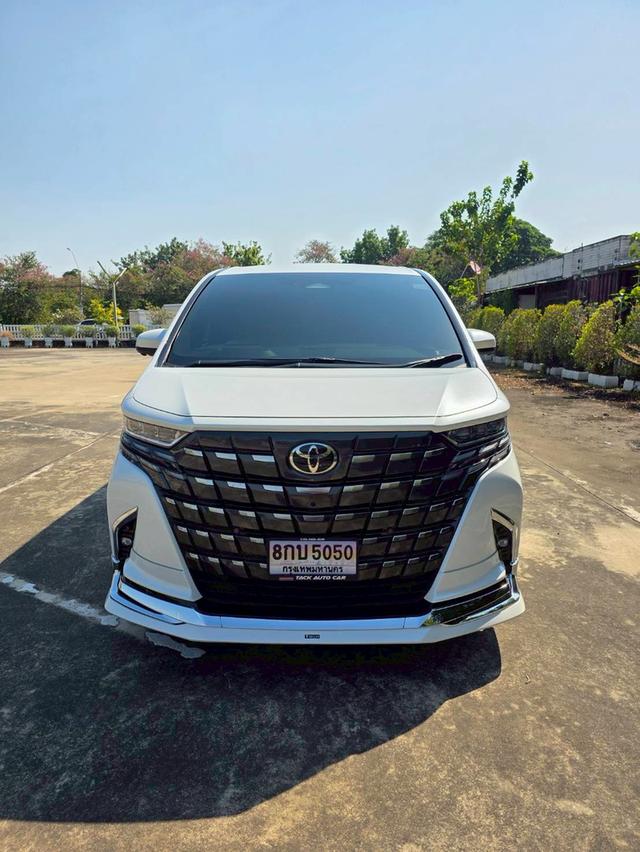 Toyota Alphard 2.5 Z 2WD TOP สีขาว ปี 2025 ไมล์ 30,000 กม.