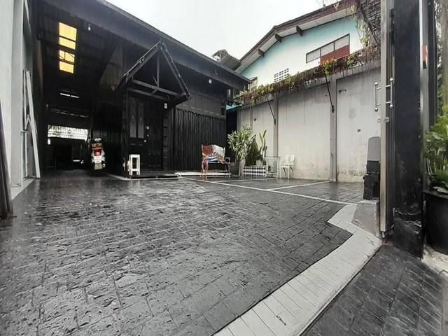 ให้เช่าบ้านพร้อมสตูดิโอ 54 ตรว. เพดานสูง ลาดพร้าว 134 เหมาะทำออฟฟิศ หรือสตูดิโอ จอดรถ 7 คัน ใกล้ MRT บางกะปิ ซอยตรงข้าม 1