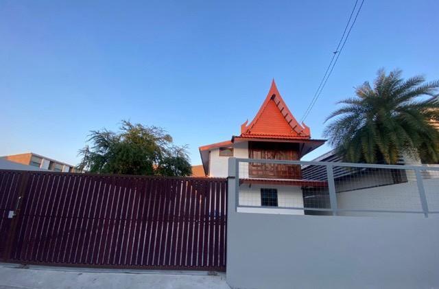 ให้เช่าบ้านเดี่ยวสร้างใหม่ 2 ชั้น เนื้อที่ 100 ตารางวา ซอยลาดพร้าว 101 เหมาะอยู่อาศัยและทำสำนักงาน จอดรถได้ 4คัน ใกล้รถไฟฟ้าสายสีเหลือง สถานีลาดพร้าว 1