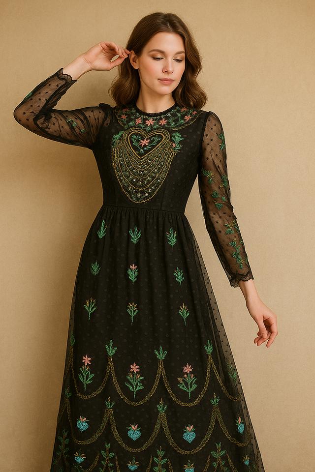 ชุดเดรสตาข่ายปักลายดอกไม้สไตล์ ราชนิกุล"Royal Garden Embroidered Tulle Gown"_@SP002 2