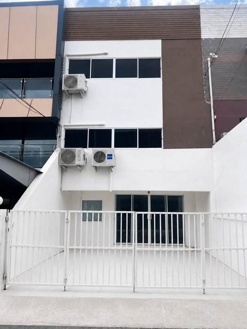 ให้เช่าทาวน์โฮม 3 ชั้น 4 ห้องนอน ย่านประชาชื่น–จตุจักร รีโนเวทใหม่ ใกล้สถานีกรุงเทพอภิวัฒน์ 1.2 กม 1