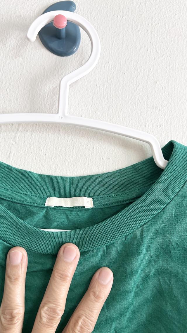 ยุนิM เสื้อยืดทรงกว้างเอวจั๊มสีเขียวเข้ม รูปที่ 5