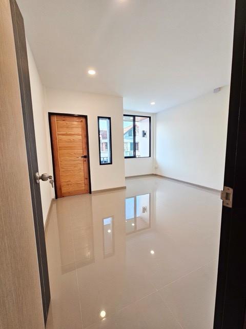 ขายทาวน์เฮาส์ 2 ชั้น บ้านสวยตกแต่งใหม่ หมู่บ้านอยู่เจริญ ดอนเมือง ติดถนนวิภาวดีรังสิต 37 ทำเลใกล้สนามบินและเมือง 6