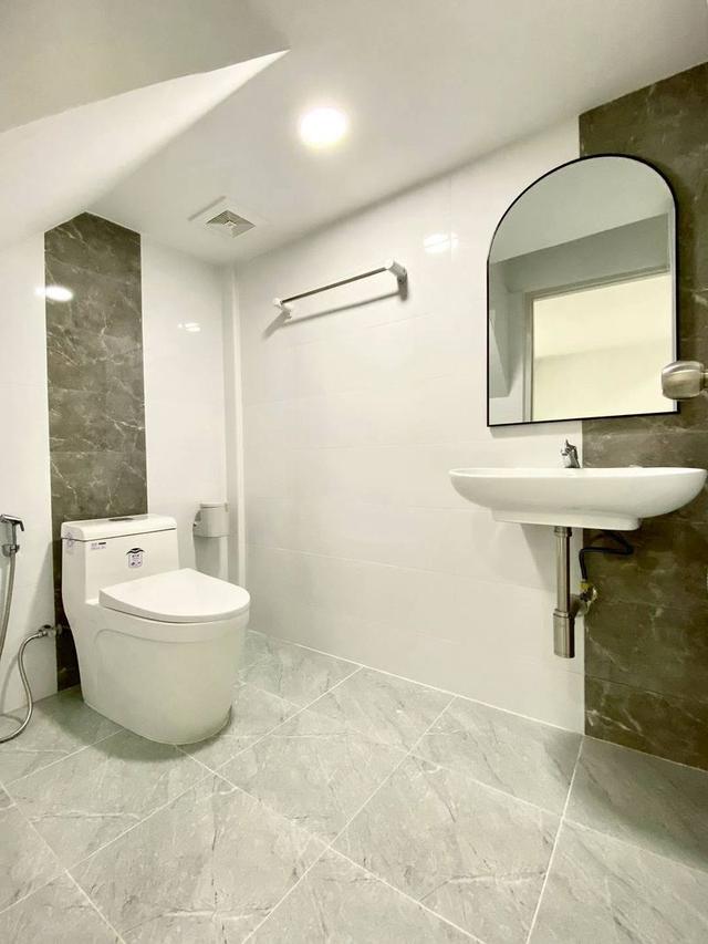 หมู่บ้านหงส์ประยูร3  แยกบางพลู ทาวน์เฮาส์ 2 ชั้น ตกแต่งใหม่พร้อมอยู่  มีระเบียงด้านหน้าใกล้ถนนรัตนาธิเบศร์   โครงการมี ระบบรักษาความปลอดภัย 11