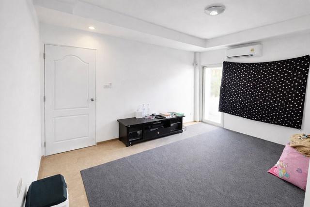 MRTโชคชัย4 1.8กม. MRTลาดพร้าว71 1.4กม. รพ. เปาโล โชคชัย4 950 ม. ทำเลลาดพร้าว บ้านชั้นเดียวกว้างขวาง 2-3นอน 2น้ำ 45ตร.ว. 4