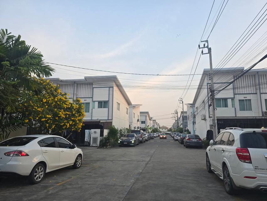 ขายทาวน์โฮม 2 ชั้น (เจ้าของขายเอง) หมู่บ้าน RK Park Ramindra-Safari แบบ 4 ห้องนอน 2 ห้องน้ำ ใกล้รถไฟฟ้าสายสีชมพู - เนื้อที่ 22.8 ตร.ว. 4 ห้องนอน 2 ห 2