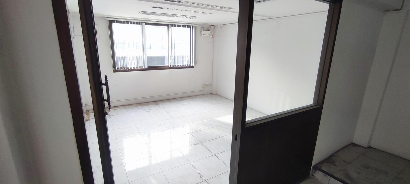 ลดแรงต่ำตลาดมาก ตึกแถวอาคารพาณิชย์4.5ชั้น เสรไีทยใกล้นิด้า ห้องมุม 5