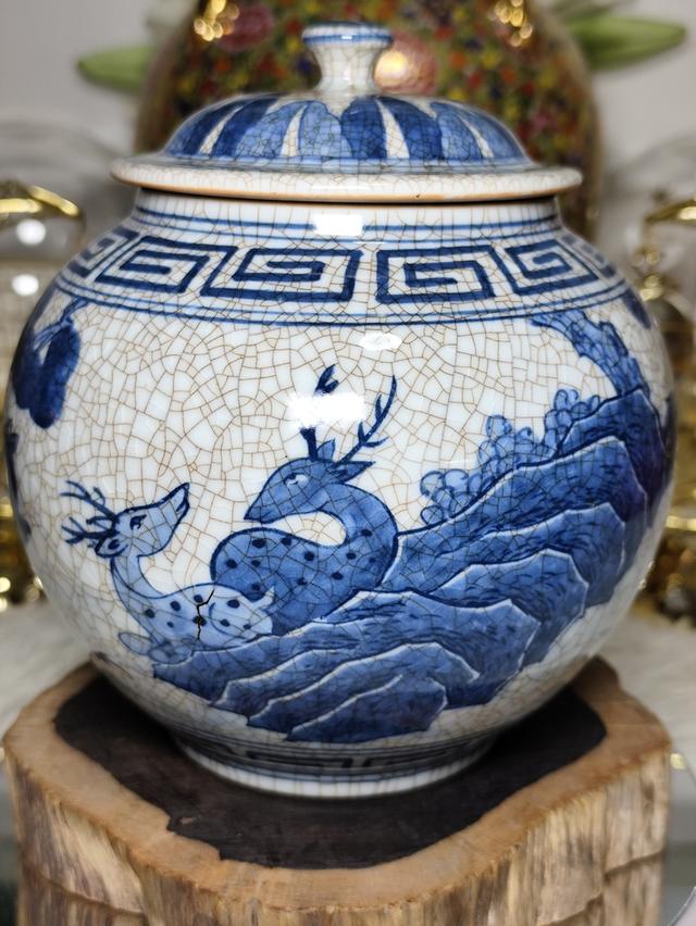 โถลายคราม (Blue and White Ginger Jar) ที่โดดเด่นด้วยลวดลายกวางในงานศิลปะสไตล์จีนแบบโบราณ