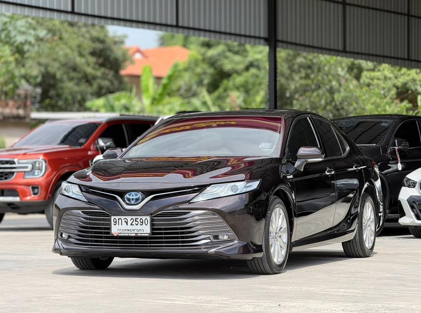 TOYOTA CAMRY, 2.5 HEV PREMIUM LUXURY โฉม ปี18-24 สีน้ำตาล ตัวท็อปสุดตาราง ปี2019รถมือเดียว ออกจากห้าง 🚀🚀 ไมล์แท้ 76,799 กม.✅✅ ราคา 768,000 บาท🏦🏦