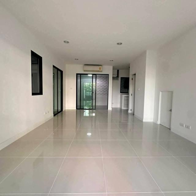 ขายทาวน์โฮม3ชั้นบ้านกลางเมืองนวมินทร์42บึ้งกุ่มกรุงเทพ เนื้อที่ : 33 ตร.ว. ขนาดหลังมุมพร้อมอยู่ บ้านกลางเมือง นวมินทร์42 เขตบึงกุ่ม กรุงเทพน 2
