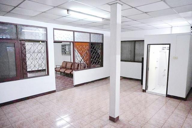 ทองหล่อ สุขุมวิท38-48 ให้เช่าอาคาร 3คูหา 4ชั้น Hostel 18ห้อง 800ตรม. BTSเอกมัย 349ม. 7-Eleven130ม. รพ. สมิติเวช สุขุมวิท 4