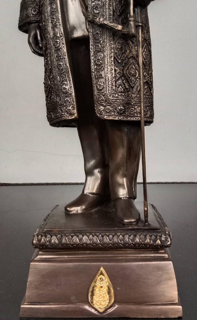 579.พระบรมรูปหล่อในหลวงรัชกาลที่ 9 พระบาทสมเด็จพระปรมินทรมหาภูมิพลอดุลยเดช (รมดำ) 4