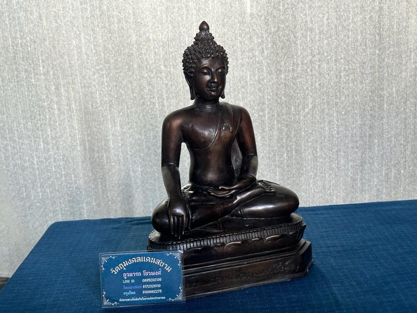 พระบูชาหลวงพ่ออุ่นเมือง(เพชรสิงห์๑) วัดป้านปิง เมืองเชียงใหม่ ปี2559 หน้าตัก7นิ้ว สูง11.5นิ้ว เนื้อทองเหลืองรมมันปู บูชา3200B 2