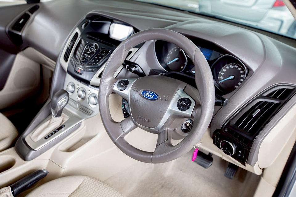 Ford focus 1.6 Sedan ปี 2012 สีเทา  15