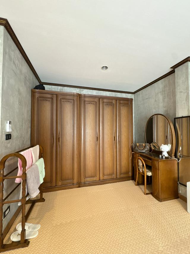 ขายบ้านเดี่ยว โครงการหมู่บ้าน Noble Geo วัชรพล ( โนเบิลจีโอวัชรพล )  ขนาด 105.7 ตารางวา  บ้านจำนวน 2 ชั้น ห้องโถง : 1 ห้อง ห้องนอน : 3 ห้องนอนใหญ่ ( 20