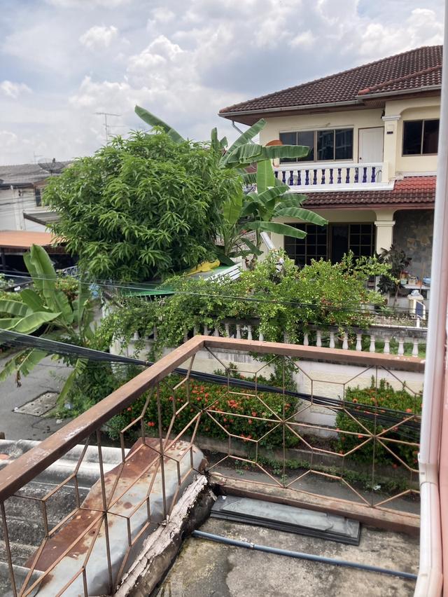 ขายด่วนบ้านเดี่ยว 2 ชั้น รามอินทรา 34แยก 13(บ้านมุม)  4 นอน 2 น้ำ ใกล้ถนนใหญ่-ทางด่วน- BTS สีชมพูและสีเทา(อนาคต)  ราคา ลดสุด 2.6ล้บ. (จาก 3.2 ลบ.๗ 9