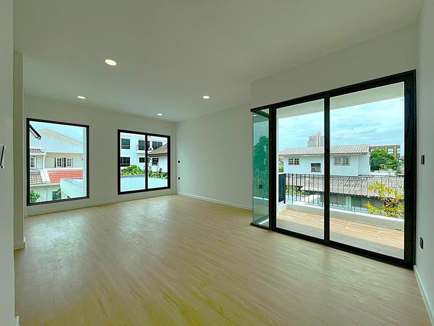 🏡 บ้านเดี่ยวหลังมุม รีโนเวทใหม่ทั้งหลัง 📍ใจกลางรัชโยธิน – รัชดา 42 14.9 ล้าน 12