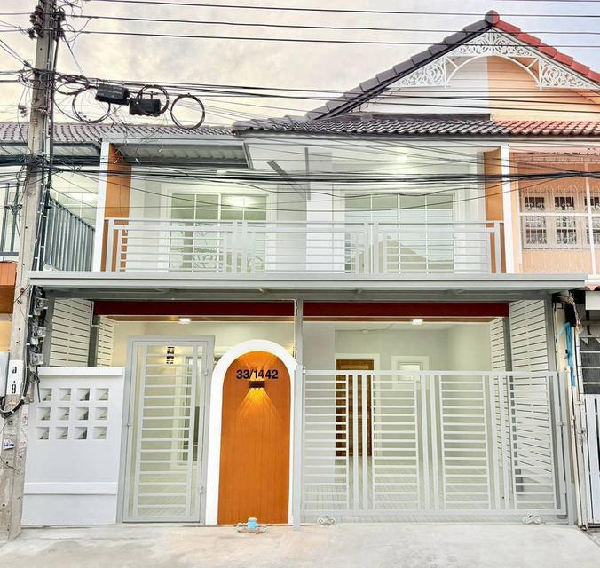 หมู่บ้านพฤกษา3 ถนนวัดลาดปลาดุก บางบัวทอง ทาวน์เฮาส์ 2 ชั้นตกแต่งใหม่พร้อมอยู่ มีระเบียงด้านหน้า บ้านใกล้ตลาด