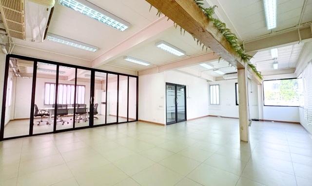 BTSบางจาก 900ม. ให้เช่าพื้นที่สำนักงาน ชั้น 2 110 ตร.ม. 100ตร.วา. เซาธ์อีสบางกอก 2.4 กม.2 แอร์ หาของกินสะดวก ตลาดบางจาก  3