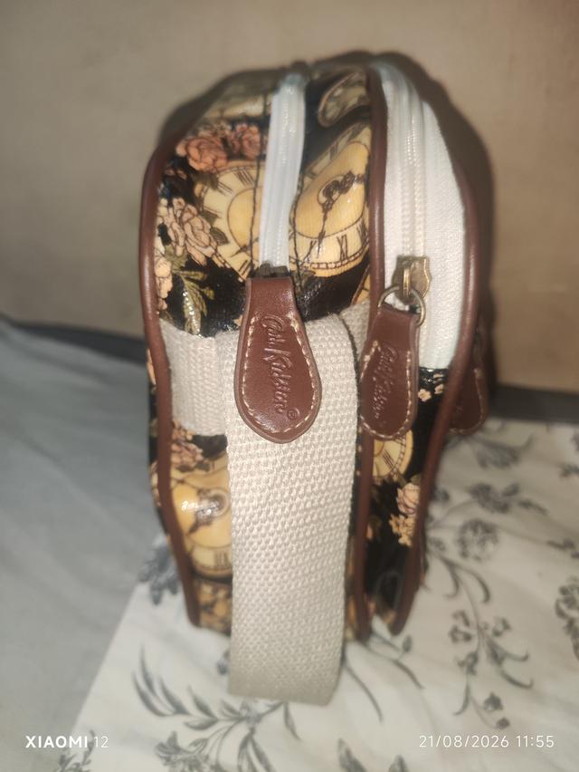 กระเป๋าสะพาย ทรง Crossbody ลายนาฬิกาและดอกกุหลาบวินเทจ มีช่องซิปใช้งานได้หลายช่อง วัสดุผ้าเคลือบเงา (PVC/Oilcloth) ทำความสะอาดง่าย สถาพกระเป๋าใหม่ รูปที่ 8