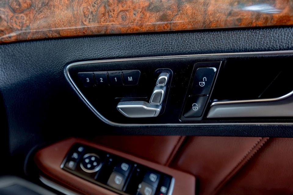 Benz E300 AMG  Bluetec ปี 2013 สีขาว มือเดียวป้ายแดง   15