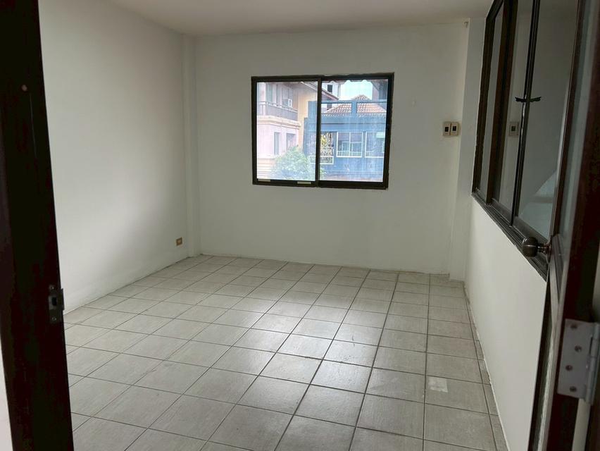 ขายโฮมออฟฟิศ 4 ชั้น ซอยกรุงเทพกรีฑา 15 ทำเลดี ใกล้ทางด่วนและรร.นานาชาติ 9