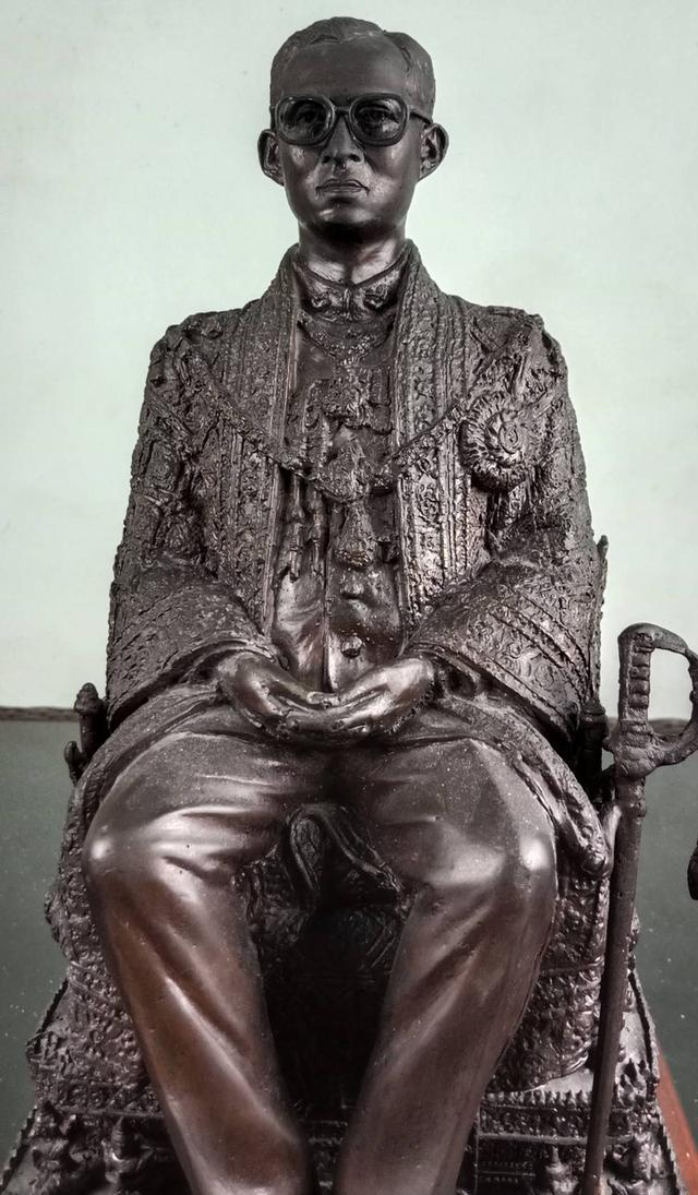 746.พระบรมรูปหล่อในหลวงรัชกาลที่ 9 พระบาทสมเด็จพระปรมินทรมหาภูมิพลอดุลยเดช ทรงประทับบนพระที่นั่งราชยานพุดตานทอง ส รูปย่อยที่ 2