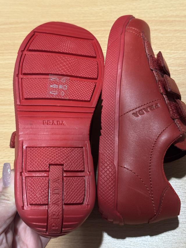 รองเท้า PRADA รุ่น Leather Velcro Sneakers ของเด็ก สภาพดีมาก