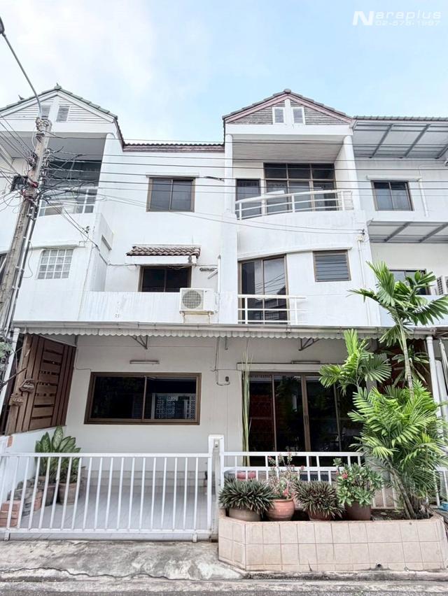 69010018 : ขายทาวน์เฮ้าส์ 3 ชั้น (หนังริม) ม.ธันยกานต์ รามอินทรา 40 แยก 31 นวลจันทร์ ใกล้รถไฟฟ้าสถานีรามอินทรา กม.6 ถูกกว่านี้ไม่มีอีกแล้วในย่านนี้ 1