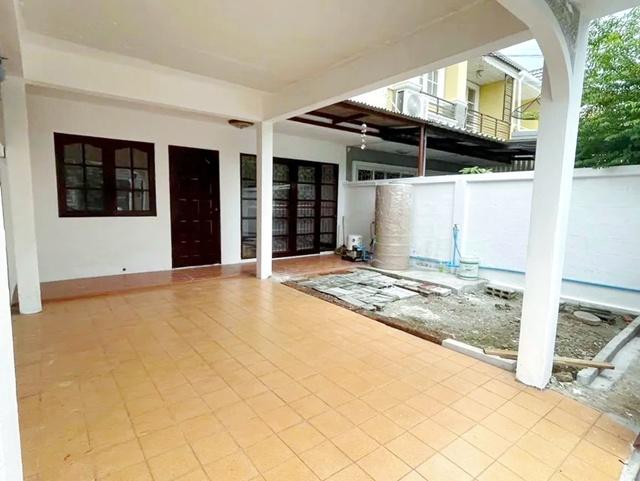 ถ.เลียบด่วนเอกมัย-รามอินทรา MRT วัชรพล 1.7 กม. ให้เช่าทาวน์เฮ้าส์ 2 ชั้น 28 ตร.ว. 230 ตร.ม. ติดถนนนวลจันทร์ 3 นอน 2 น้ำ 1