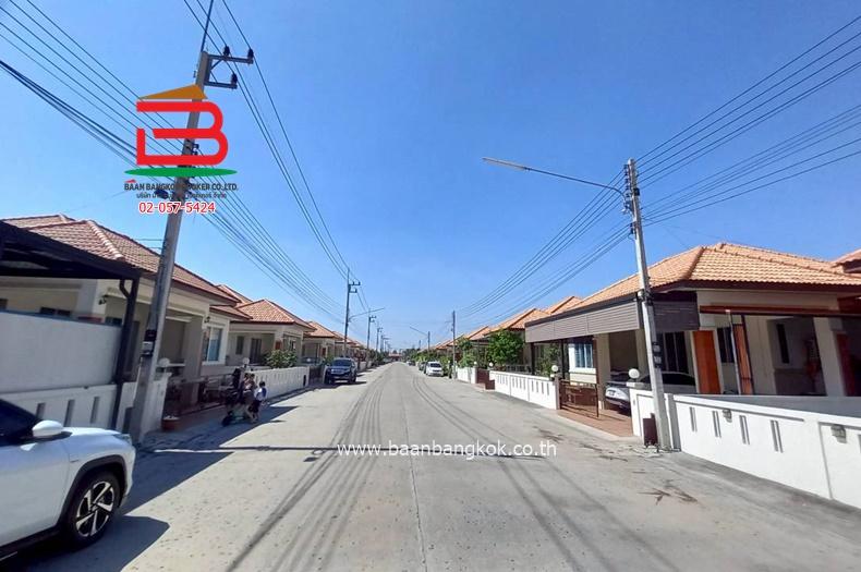 บ้านเดี่ยว 1 ชั้น หมู่บ้าน ฐานมั่นคง 15 เนื้อที่ 68 ตรว. (ซอยเอราวัณ 27) ถนนเอราวัณ 1 ตำบลคลองสอง อำเภอคลองหลวง ปทุมธานี 11