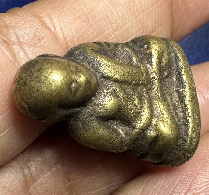 รูปหล่อ ล.พ.เงิน วัดห้วยเขน พิมพ์ B เนื้อโลหะเขียวอมเหลือง 7