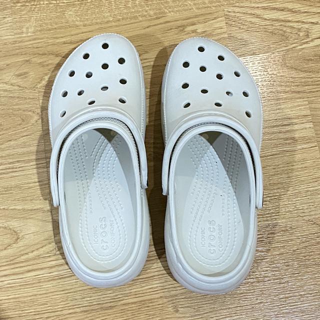 รองเท้า crocs platform มือสอง