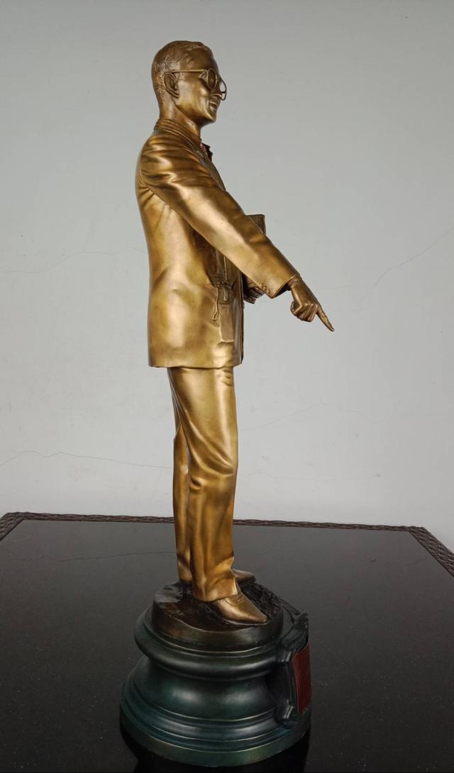 624.พระบรมรูปหล่อในหลวงรัชกาลที่ 9 พระบาทสมเด็จพระปรมินทรมหาภูมิพลอดุลยเดช พระบิดาแห่งนวัตกรรมไทย 5