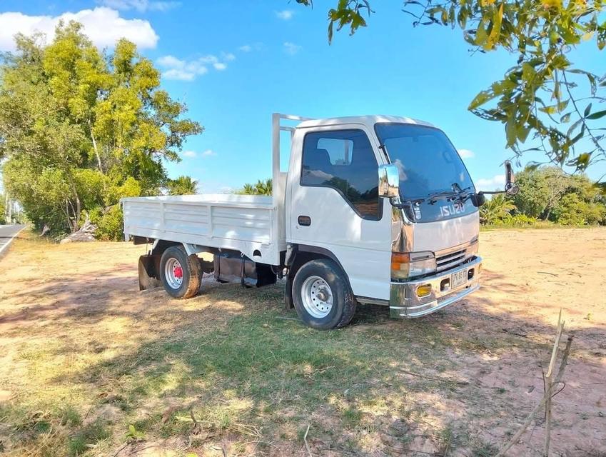 ISUZU NKR รถบรรทุก 4 ล้อกลาง มือ 2