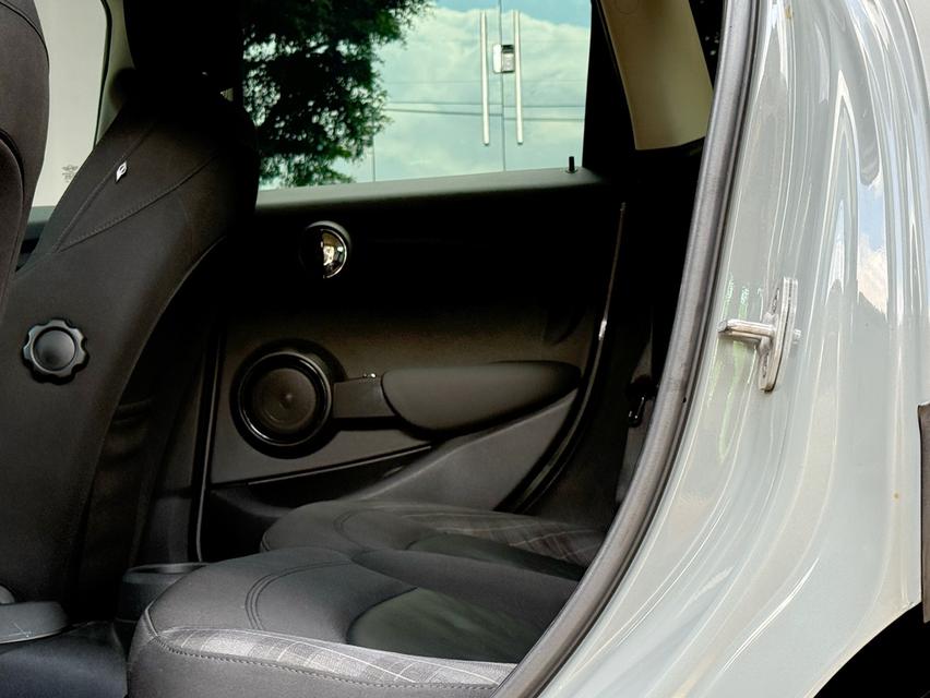 2017 MINI COOPER 5 DOOR HATCH รถมือเดียวออกป้ายแดง รถวิ่งน้อย เข้าศูนย์ตรงระยะ รถไม่เคยมีอุบัติเหตุครับ 14