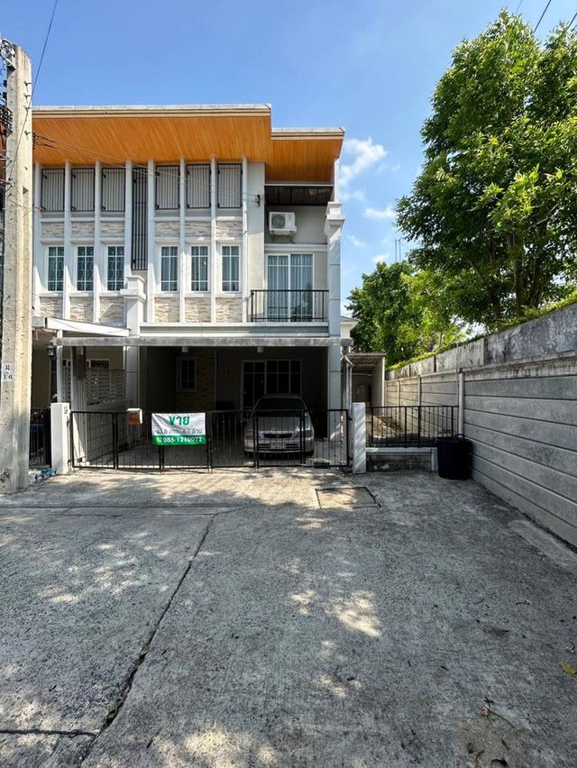 ขายทาวน์โฮม 2 ชั้น หมู่บ้านโกลเด้น ทาวน์ ลาดพร้าว ซอยนวมินทร์ 42 แยก 27 ถนนประเสริฐมนูกิจ แขวงคลองกุ่ม เขตบึงกุ่ม กรุงเทพ ขายราคา 4.30 ล้านบาท 2