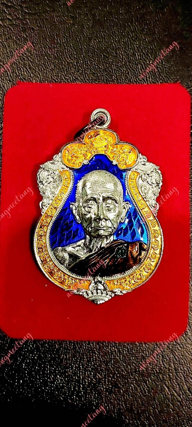 หลวงปู่บุญมา โชติธัมโม เหรียญเสมาเสื้อเกาะปราจีน  เนื้อชุบเงินคุ้ยพื้นลงยาน้ำ ง. ขอบส้ม ซุ้มส้ม ฝังพลอยลงยาจีวร เจาะห่วงนวะ หลังเกาะนวะ  เลข ๑๔