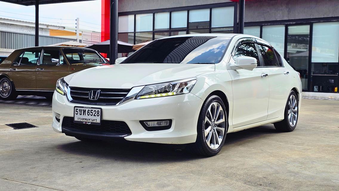ขายรถ Honda Accord 2.4 TECH Sedan (G9) ปี 2014 สีขาว เกียร์ออโต้