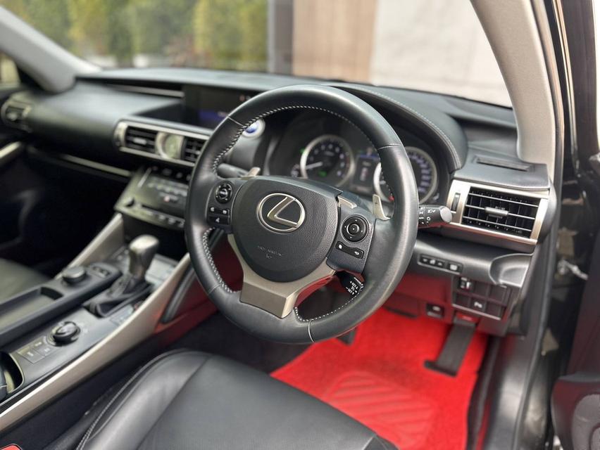 LEXUS IS 300h (2015) 8