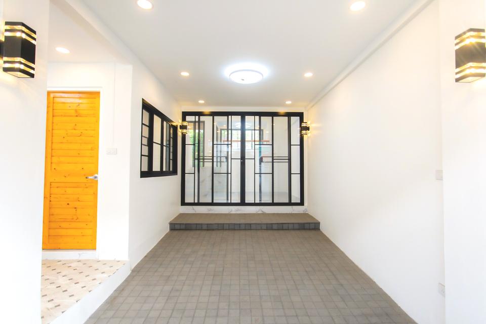 ขายด่วน! ทาวน์โฮม 3 ชั้น ทำเลนวมินทร์ 135 ในหมู่บ้าน Private Villa รีโนเวทใหม่สวยๆ พื้นที่คุ้มๆ รีบทักมาจองเลยค่ะ 2