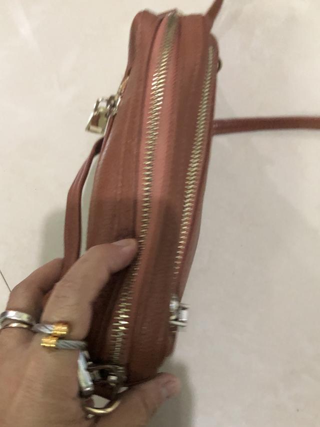กระเป๋าสะพายหนังมือสองสภาพใหม่