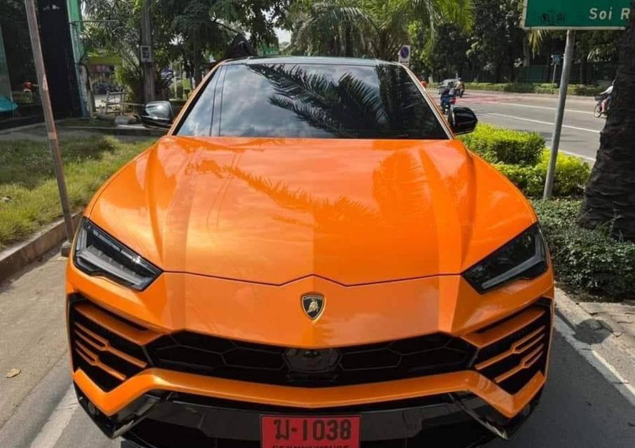 Lamborghini Urus สีส้ม