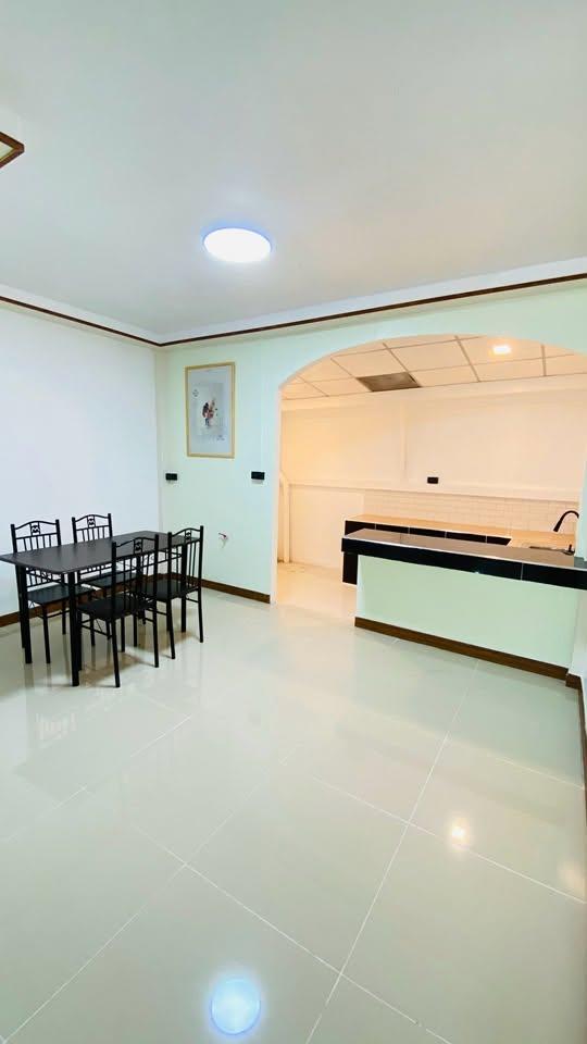 ✨ บ้านรีโนเวทใหม่ ฝ้าโปร่งโล่ง ทำเลดีติดถนน 345! 🏡 🔥 ขายทาวน์เฮ้าส์ 2 ชั้น มบ.ปาริชาติ  18 ตร.ว. 2 นอน 2 น้ำ ลดเหลือ 1.69 ล้าน ฟรีโอน กู้ 100% 💥 14