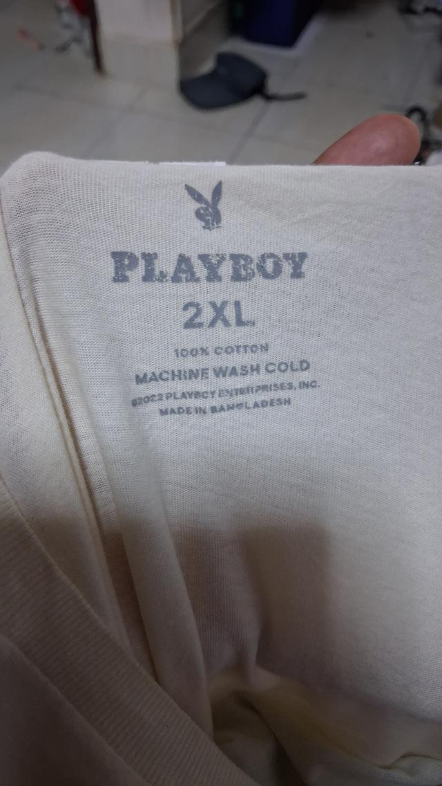 เสื้อยืดวินเทจมือสอง คอกลมสีครีมแบรนด์แท้ Playboy ลายกราฟิกชายหาดนกฟลามิงโกและข้อความ "Pleasure Seekers" ตัวเสื้อเป็นทรงสวย ใส่สบาย รูปย่อยที่ 3