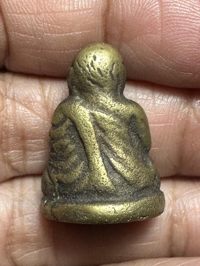 รูปหล่อ ล.พ.เงิน วัดห้วยเขน พิมพ์ B เนื้อโลหะเขียวอมเหลือง