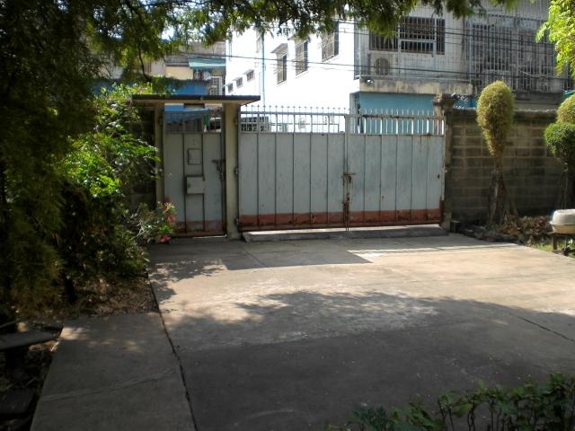 ขาย ที่ดิน พร้อมบ้านไม้ ซอยโรงน้ำแข็งเก่าถนนสาทรใต้ (ซ.เจริญราษฏร์1 แยก 3 ) โฉนด 190 ตรว. 1