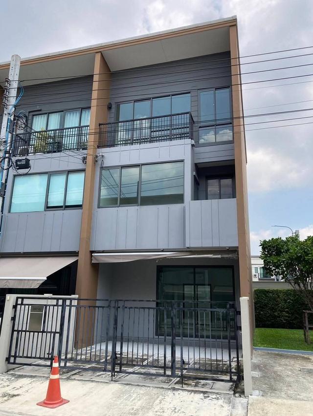 ขาย 🏢 ทาวน์โฮม 3 ชั้นหลังริม สภาพใหม่ไม่เคยเข้าอยู่ โครงการ บ้านกลางเมือง สุขุมวิท-อ่อนนุช 💥ฟรีของแถม แอร์ใหม่ 1 เครื่อง และ ประตู Digital lock บ้าน 1