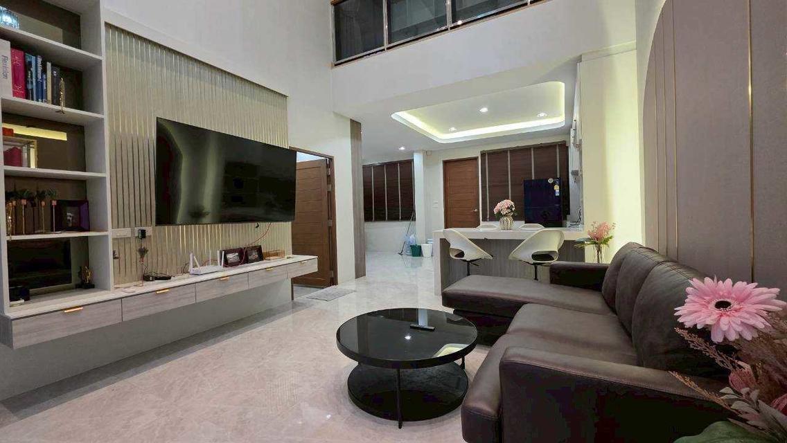 [ให้เช่า] ทาวน์โฮม 3.5 ชั้น หลังใหญ่ สวย โครงการไดมอนด์ วิลล์ ลาดพร้าว-วังหิน เฟอร์นิเจอร์ครบ พร้อมเข้าอยู่! ทำเลทอง เหมาะทั้งอยู่อาศัย อ 8