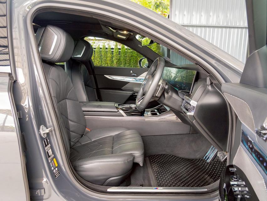 BMW 750e (G70) M Sport ปี 2024 มือเดียว ไมล์แท้ 15,000 กม. BSI/BRI เหลือเพียบ! 13